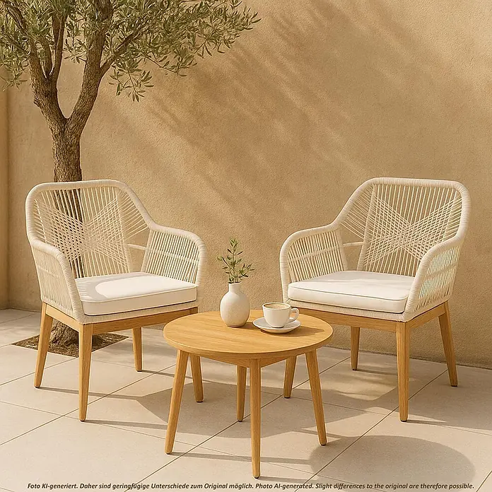 Mendler Gartensessel HWC-H56 - 1 Stk., Holz, Beige, Kissen creme-weiß, B x T x H: 58 x 59 x 85 cm - Zwei weiße Sessel mit geflochtenen Lehnen und Holzbeinen sowie ein passender runder Holztisch auf einer Terrasse.