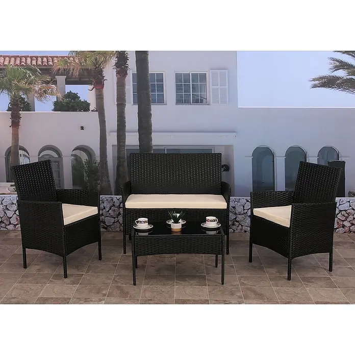 Mendler Loungemöbel-Set HWC-N98 - 4 -tlg., Polyrattan, Anthrazit, Kissen creme, Anthrazit, creme - Dunkles Rattan-Outdoor-Set: zwei Sessel, Zweisitzer-Sofa, Couchtisch mit cremefarbenen Kissen, auf einer Terrasse.