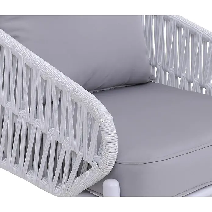 Mendler Gartensessel HWC-P90 - 1 Stk., Metall, Hellgrau, B x T x H: 64 x 70 x 67 cm - Weißer geflochtener Outdoor-Sessel mit grauen Sitz- und Rückenkissen.