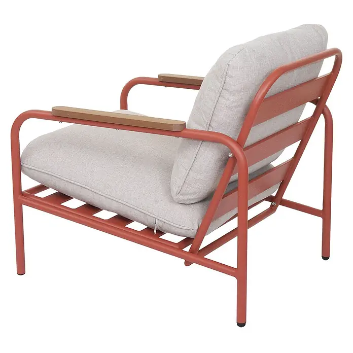 Mendler Alu-Gartengarnitur HWC-O11 3-Sitzer - terrakotta Polster beige -  - Terrakottafarbener Metall-Outdoor-Sessel mit hellgrauen Kissen und Holzarmlehnen.