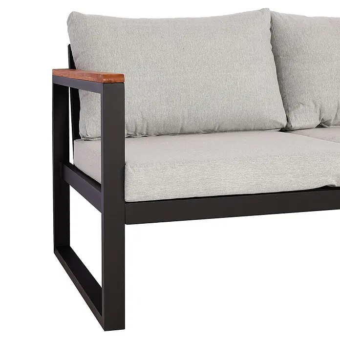 Mendler Loungemöbel-Set HWC-L26 - 4 -tlg., Holz, Hellgrau, Hellgrau - Nahaufnahme eines modernen Outdoor-Sofas mit schwarzem Metallrahmen, hellgrauen Kissen und Holzarmlehne.