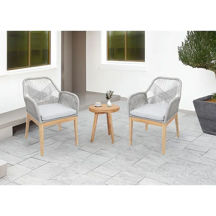 Mendler Gartensessel HWC-H56 - 1 Stk., Holz, Hellgrau, Kissen hellgrau, B x T x H: 58 x 59 x 85 cm - Zwei Outdoor-Stühle aus grauem Seil und hellem Holz mit passendem Holztisch.