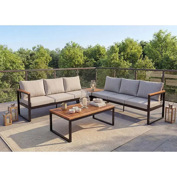 Mendler Loungemöbel-Set HWC-L26 - 4 -tlg., Holz, Hellgrau, Hellgrau - Outdoor-Sofa-Set mit dunklen Metallrahmen, hellen Holzarmlehnen und Tischplatten sowie hellbeigen Kissen, auf einem Balkon arrangiert.
