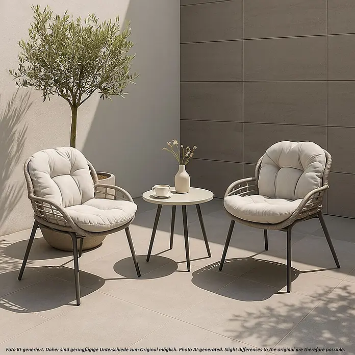Mendler Loungemöbel-Set HWC-N33 - 3 -tlg., Polyrattan, Grau, Polster hellgrau, Grau - Zwei beige Gartenstühle mit Kissen und kleiner Tisch auf moderner Terrasse mit Olivenbaum.