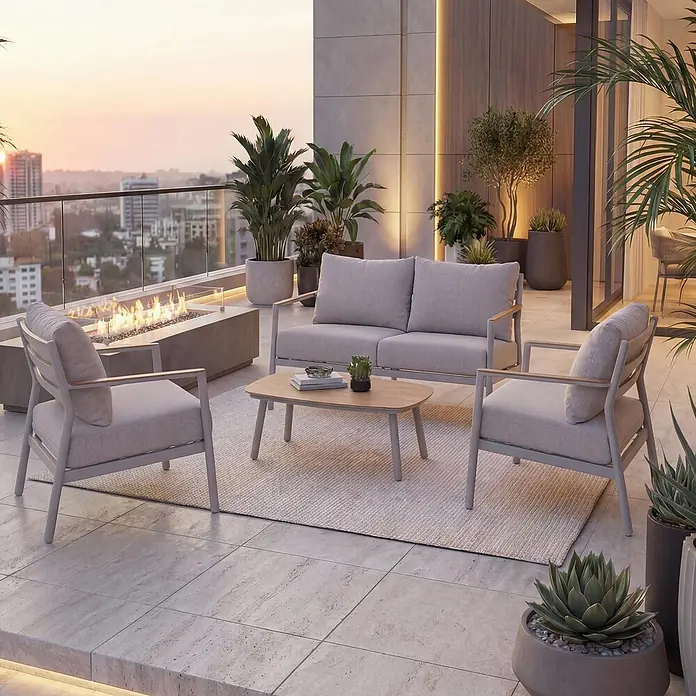Mendler Loungemöbel-Set HWC-P79 - 4 -tlg., Metall, Creme-beige, Creme-beige - Hellgraues Outdoor-Sofa und zwei Sessel mit Holzarmlehnen, sowie ein passender Couchtisch auf einem Balkon mit Feuerstelle und Stadtblick.