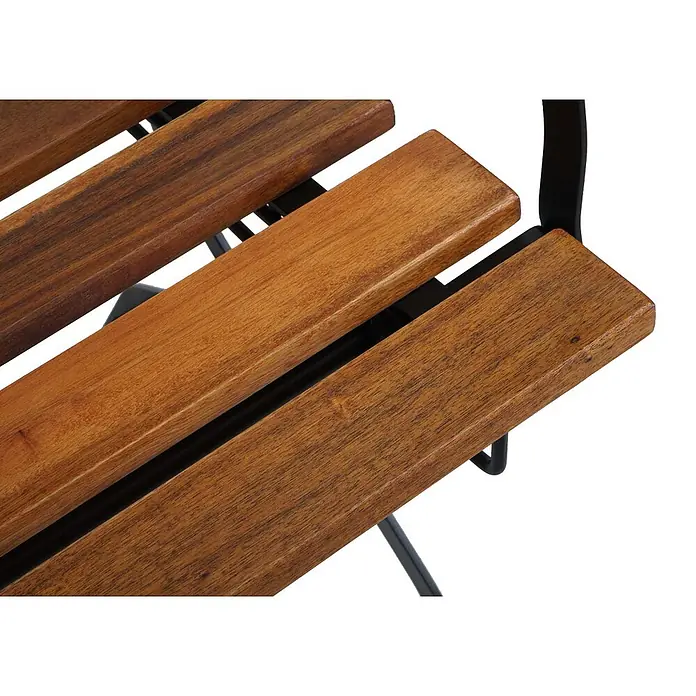 Mendler Gartenstuhl-Set HWC-J40 - 2 Stk., Holz, Braun, Polster rot, B x T x H: 58 x 45 x 105 cm - Nahaufnahme von warmbraunen Holzlatten auf schwarzen Metallstützen, Teil eines Stuhls oder einer Bank.
