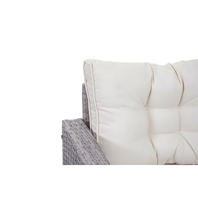 Mendler Loungemöbel-Set HWC-A29 - 4 -tlg., Polyrattan, Hellgrau, Kissen creme + Bank, Hellgrau - Nahaufnahme eines cremefarbenen, gesteppten Kissens auf einer grauen Rattan-Stuhllehne.