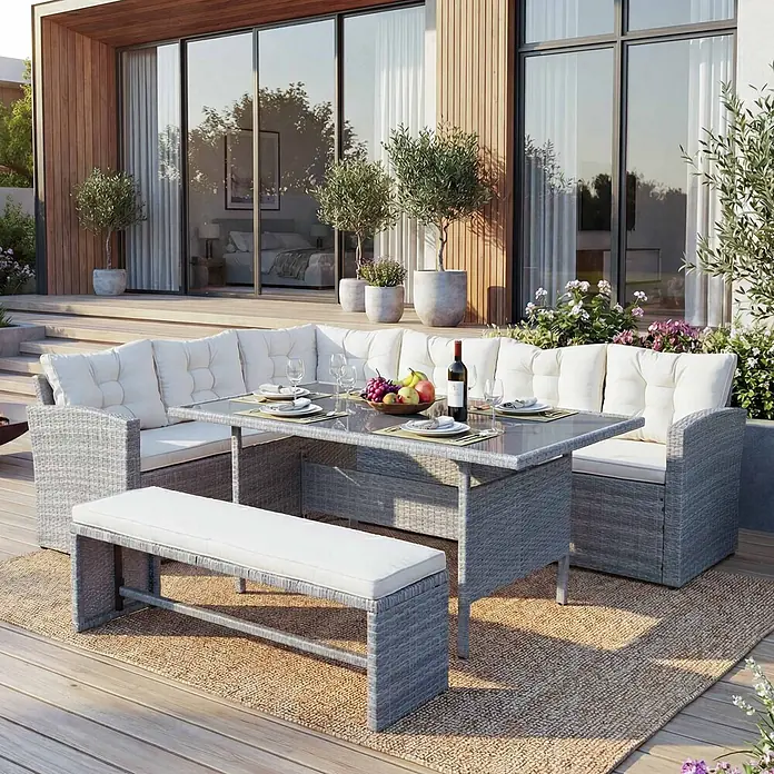 Mendler Loungemöbel-Set HWC-A29 - 4 -tlg., Polyrattan, Hellgrau, Kissen creme + Bank, Hellgrau - Graues Rattan-Gartenset mit weißen Kissen, bestehend aus L-Sofa, Tisch und Bank auf einer Terrasse.