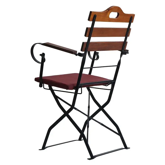 Mendler Gartenstuhl-Set HWC-J40 - 2 Stk., Holz, Braun, Polster rot, B x T x H: 58 x 45 x 105 cm - Klappbarer Gartenstuhl mit schwarzem Metallgestell, Holzlehne und Armlehnen sowie rotem Sitzkissen.