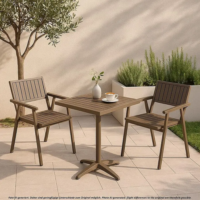 Mendler Gartenstuhl-Set HWC-J95 - 2 Stk., Metall, Grau, B x T x H: 57 x 53 x 87 cm - Braunes Lamellen-Bistroset für draußen mit Tisch und zwei Stühlen auf einer Terrasse.
