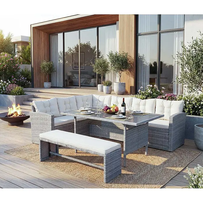Mendler Loungemöbel-Set HWC-A29 - 4 -tlg., Polyrattan, Hellgrau, Kissen creme + Bank, Hellgrau - Graues Polyrattan-Garten-Ecksofa-Set mit weißen Kissen, passendem Tisch und Bank, auf einer Terrasse arrangiert.