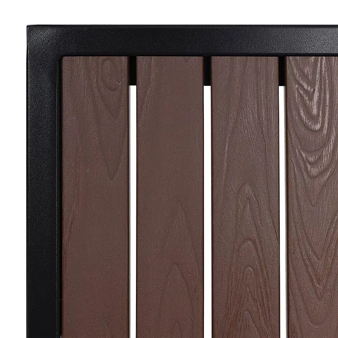 Mendler Gartenstuhl-Set HWC-J95 - 2 Stk., Metall, Dunkelbraun, B x T x H: 57 x 53 x 87 cm - Nahaufnahme eines schwarzen Metallrahmens mit dunkelbraunen Holzoptik-Latten, geeignet für Gartenmöbel.