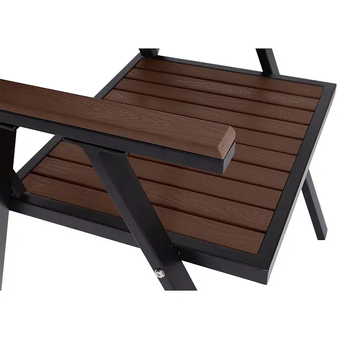 Mendler Gartenstuhl-Set HWC-J95 - 2 Stk., Metall, Dunkelbraun, B x T x H: 57 x 53 x 87 cm - Nahaufnahme eines braunen Outdoor-Stuhls mit Lattenrost, schwarzem Metallrahmen und Armlehnen.