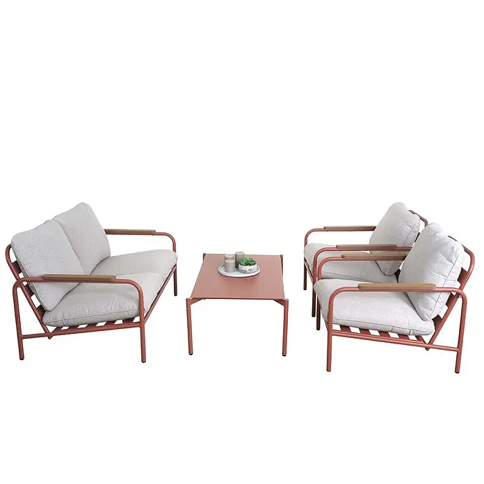 Mendler Alu-Gartengarnitur HWC-O11 2-Sitzer - terrakotta Polster beige -  - Outdoor-Lounge-Set mit rotbraunen Metallrahmen, hellgrauen Kissen und Holzarmlehnen, bestehend aus 2er-Sofa, zwei Sesseln und Couchtisch.