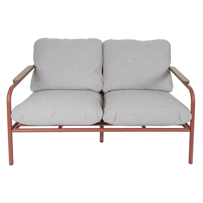 Mendler Alu-Gartengarnitur HWC-O11 2-Sitzer - terrakotta Polster beige -  - Modernes Zweisitzer-Sofa mit terrakottafarbenem Metallgestell, hellgrauen Kissen und Holzarmlehnen.