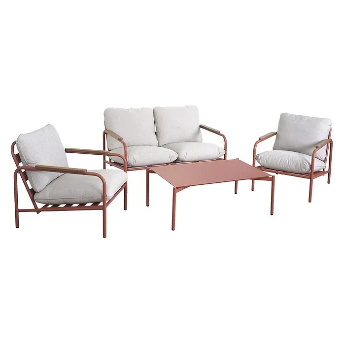 Mendler Alu-Gartengarnitur HWC-O11 2-Sitzer - terrakotta Polster beige -  - Terrakottafarbenes Metall-Gartenmöbelset mit zwei Sesseln, einem Zweisitzer-Sofa und einem Couchtisch, hellgraue Kissen und Holzarmlehnen.