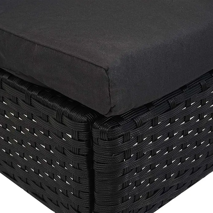 Mendler 2er-Set Poly-Rattan Stuhl HWC-G19 - schwarz, Kissen dunkelgrau -  - Nahaufnahme eines schwarzen Outdoor-Möbelstücks aus synthetischem Rattan mit schwarzem Stoffkissen.
