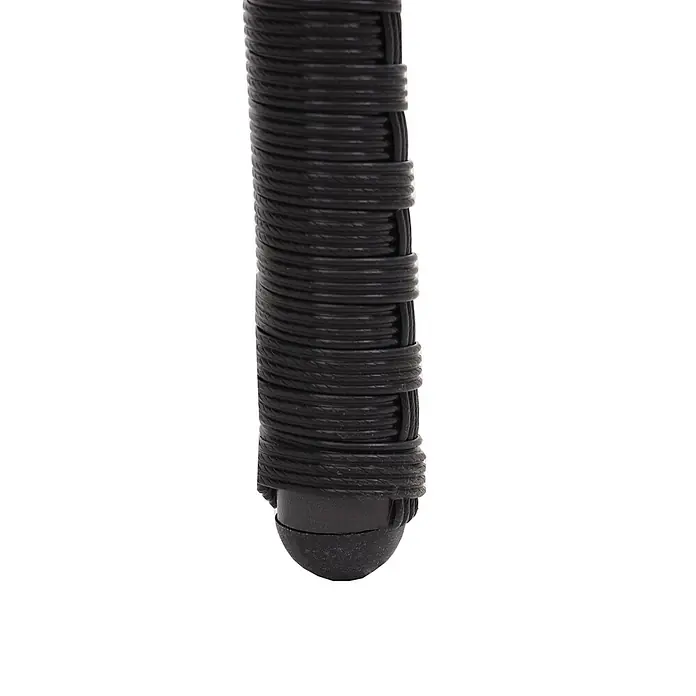 Mendler 2er-Set Poly-Rattan Stuhl HWC-G19 - schwarz, Kissen dunkelgrau -  - Unterseite eines schwarzen geflochtenen Möbelbeins mit Schutzkappe.
