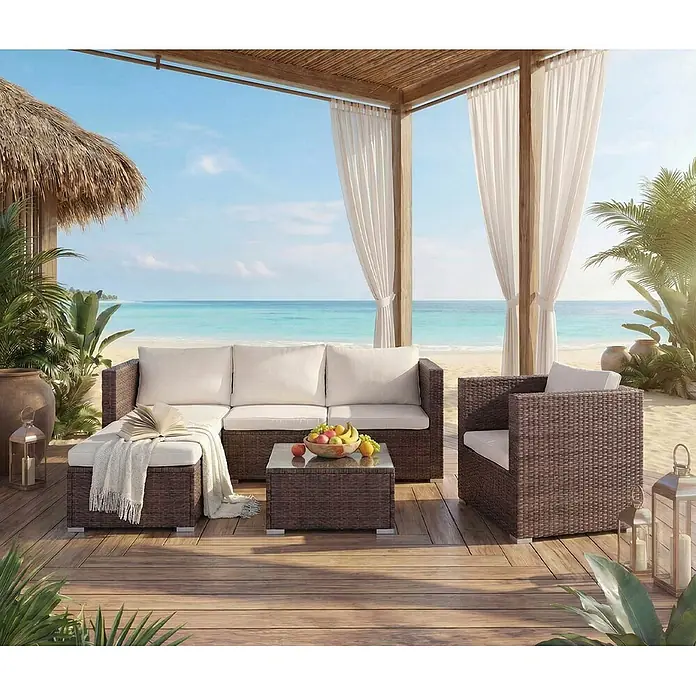 Mendler Poly-Rattan-Garnitur Brescia - braun, Kissen Creme -  - Braunes Rattan-Outdoor-Möbelset mit weißen Kissen. Bestehend aus Sofa, Hocker, Couchtisch und Sessel, auf Holzterrasse am Strand arrangiert.