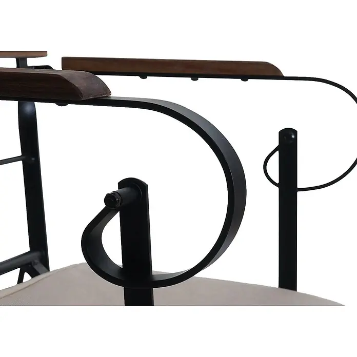 Mendler 2er-Set Biergartenstuhl HWC-J40 - hellbraun, Polster beige -  - Nahaufnahme einer Stuhlarmlehne mit dunklem Holz und dekorativen schwarzen Metallstützen über einem hellen Kissen.