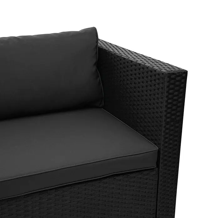 Mendler Loungemöbel-Set HWC-F57 - 3 -tlg., Polyrattan, Schwarz, Kissen dunkelgrau ohne Deko-Kissen, Schwarz, dunkelgrau - Schwarzes Rattan-Gartensofa mit dunkelgrauen Kissen.