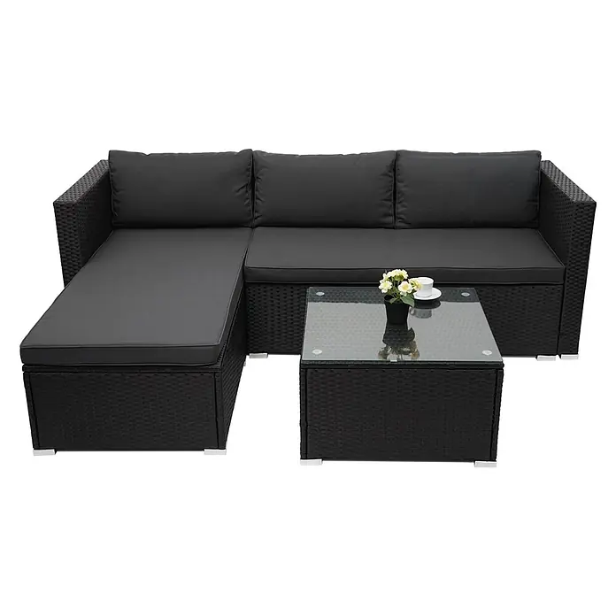 Mendler Loungemöbel-Set HWC-F57 - 3 -tlg., Polyrattan, Schwarz, Kissen dunkelgrau ohne Deko-Kissen, Schwarz, dunkelgrau - Schwarzes L-förmiges Rattan-Gartenlounge-Sofa mit dunkelgrauen Kissen und passendem Rattan-Couchtisch mit Glasplatte.