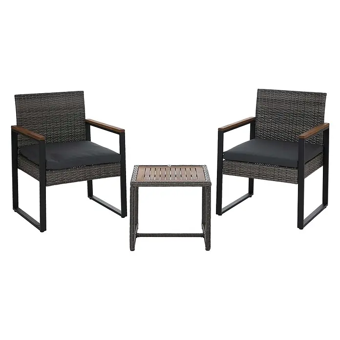Mendler Loungemöbel-Set HWC-P74 - 3 -tlg., Polyrattan, Grau, Polster grau, Grau - Outdoor-Garnitur mit zwei grauen Rattansesseln, schwarzen Metallgestellen, Holzarmlehnen, dunklen Kissen und einem passenden Beistelltisch mit Holzplatte.