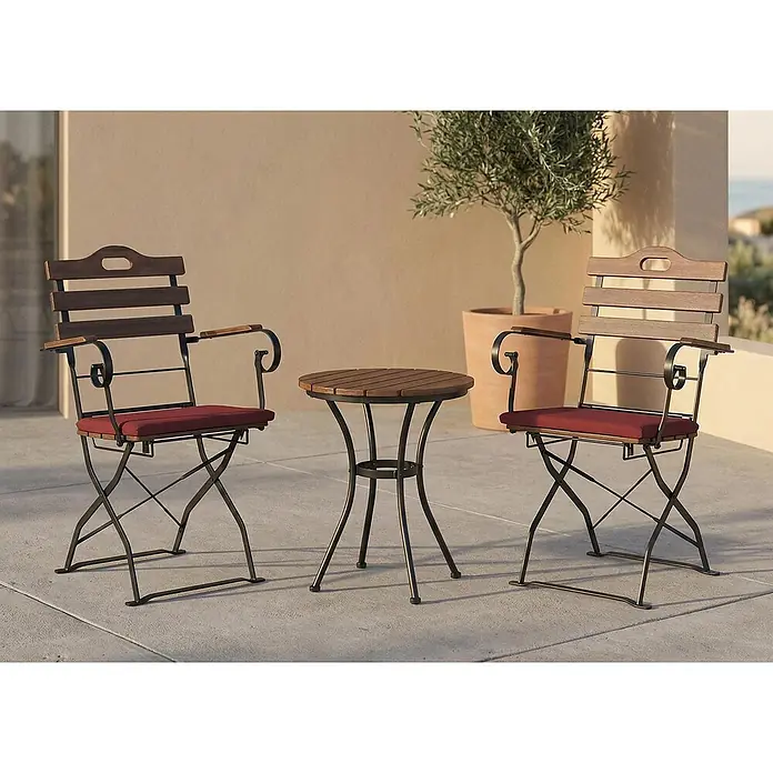 Mendler Gartenstuhl-Set HWC-J40 - 2 Stk., Holz, Hellbraun, Polster rot, B x T x H: 58 x 45 x 105 cm - Outdoor-Bistro-Set mit zwei Stühlen (dunkle Metallgestelle, Holzlatten, rote Polster) und einem passenden runden Holztisch.