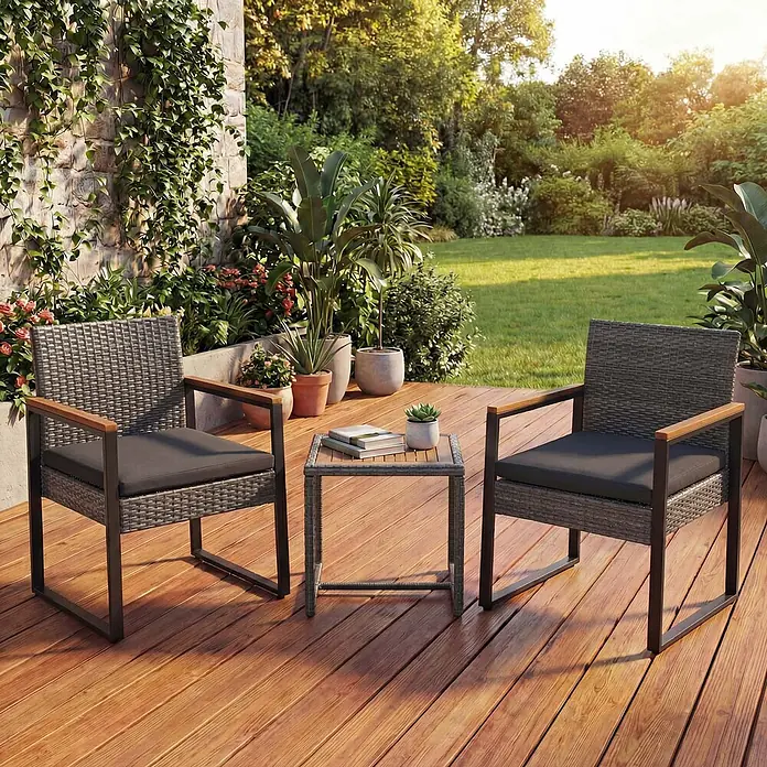 Mendler Loungemöbel-Set HWC-P74 - 3 -tlg., Polyrattan, Grau, Polster grau, Grau - Gartensitzgruppe mit zwei grauen Rattanstühlen, schwarzen Polstern, Holzarmlehnen und passendem Tisch auf einer Holzterrasse.