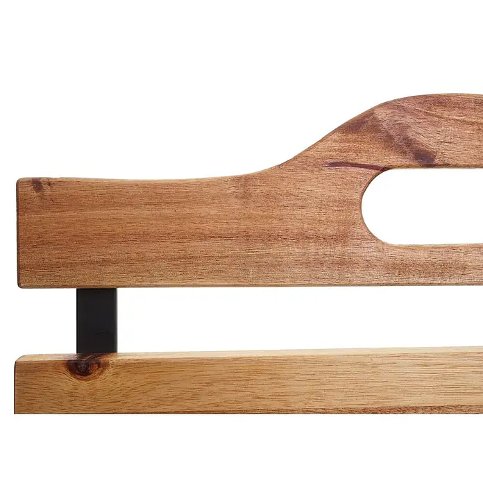 Mendler 2er-Set Biergartenstuhl HWC-J40 Akazie - naturfarben -  - Nahaufnahme eines braunen Holztablettgriffs mit Aussparung, gestützt von einem schwarzen Metallteil.