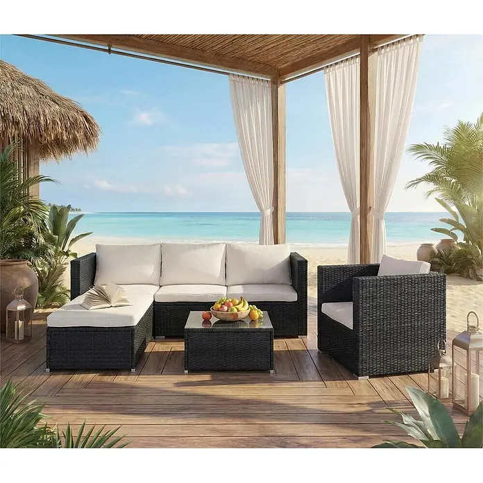 Mendler Poly-Rattan-Garnitur Brescia - schwarz, Kissen Creme -  - Schwarze Rattan-Gartenmöbelgarnitur mit weißen Kissen, bestehend aus Ecksofa, Sessel und Couchtisch, auf einer Holzterrasse.