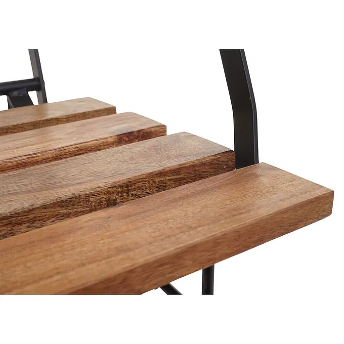 Mendler 2er-Set Biergartenstuhl HWC-J40 Akazie - naturfarben -  - Nahaufnahme von warmbraunen Holzlatten auf schwarzem Metallrahmen, wahrscheinlich eine Regal- oder Bankoberfläche.