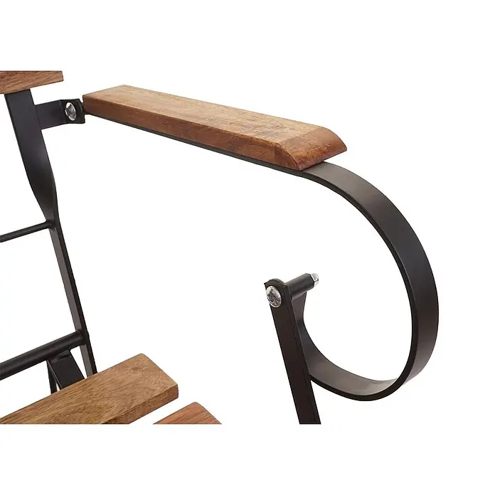 Mendler 2er-Set Biergartenstuhl HWC-J40 Akazie - naturfarben -  - Nahaufnahme einer Stuhllehne mit Holzauflage und gebogenem schwarzem Metallrahmen.