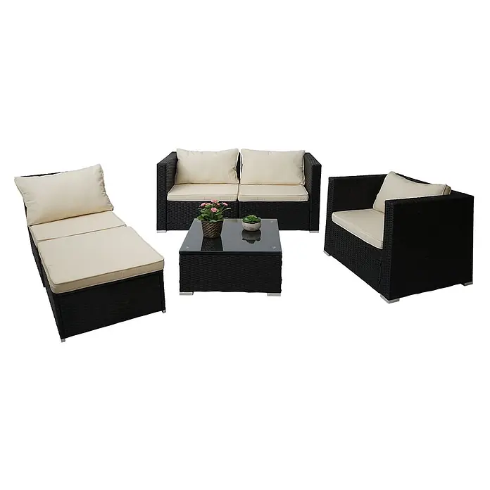 Mendler Poly-Rattan-Garnitur Brescia - schwarz, Kissen Creme -  - Schwarze Rattan-Gartenmöbelgarnitur mit beigen Polstern, bestehend aus einer Liege, Sofa, Sessel und Couchtisch mit Glasplatte.
