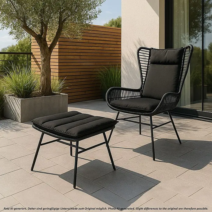 Mendler Poly-Rattan Set HWC-G17b - anthrazit, Kissen anthrazit -  - Schwarzer Outdoor-Loungesessel und passender Hocker mit schwarzen Kissen auf einer Terrasse.