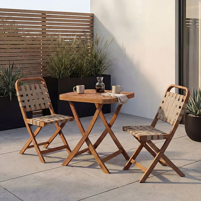 Mendler Garten-Set HWC-P70 Seilgeflecht Akazie Holz klappbar - Natur, Creme -  - Ein hölzernes Outdoor-Bistro-Set mit Klapptisch und zwei Klappstühlen mit beigen Gurtbändern auf einer Terrasse.