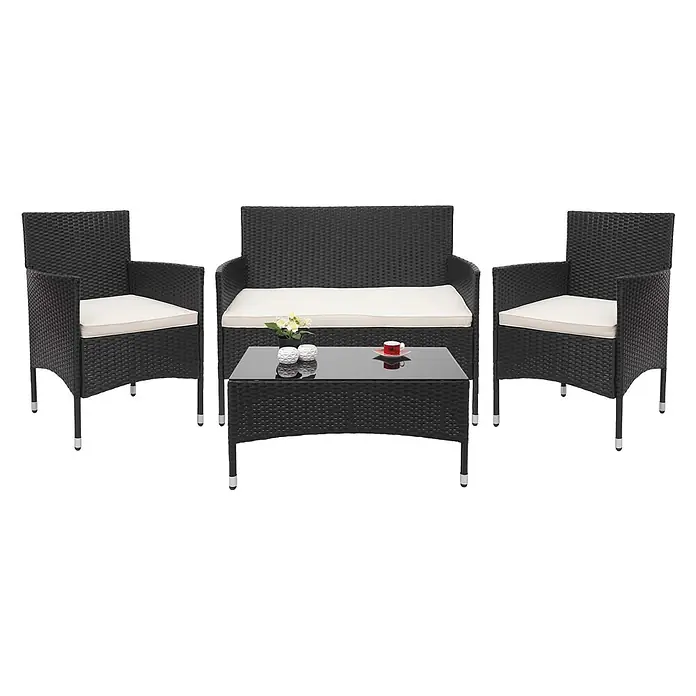 Mendler Poly-Rattan Garnitur HWC-F55 - schwarz, Kissen Creme -  - Dunkles Polyrattan-Gartenmöbelset: zwei Sessel, ein Zweisitzer-Sofa mit weißen Kissen und ein Couchtisch mit Glasplatte.