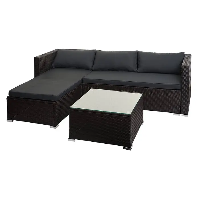 Mendler Loungemöbel-Set HWC-F57 - 3 -tlg., Polyrattan, Braun, Kissen dunkelgrau ohne Deko-Kissen, Braun, dunkelgrau - Dunkelbraunes Rattan-Ecksofa für draußen mit dunkelgrauen Kissen und passendem Couchtisch mit Glasplatte.