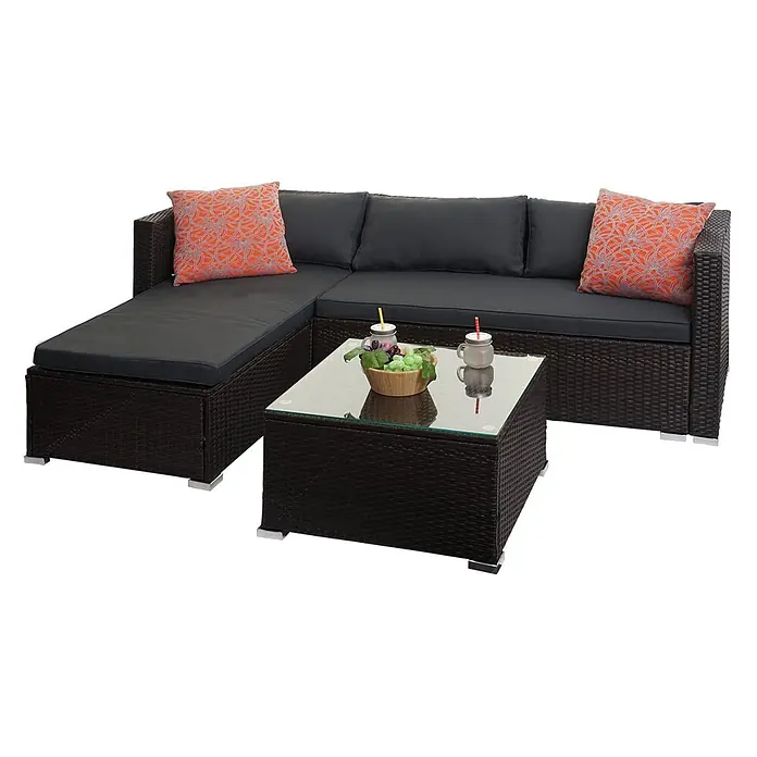 Mendler Loungemöbel-Set HWC-F57 - 3 -tlg., Polyrattan, Braun, Kissen dunkelgrau ohne Deko-Kissen, Braun, dunkelgrau - Dunkelbraunes Rattan-Ecksofa mit dunkelgrauen Polstern und orangefarbenen Kissen, dazu ein passender Couchtisch mit Glasplatte.