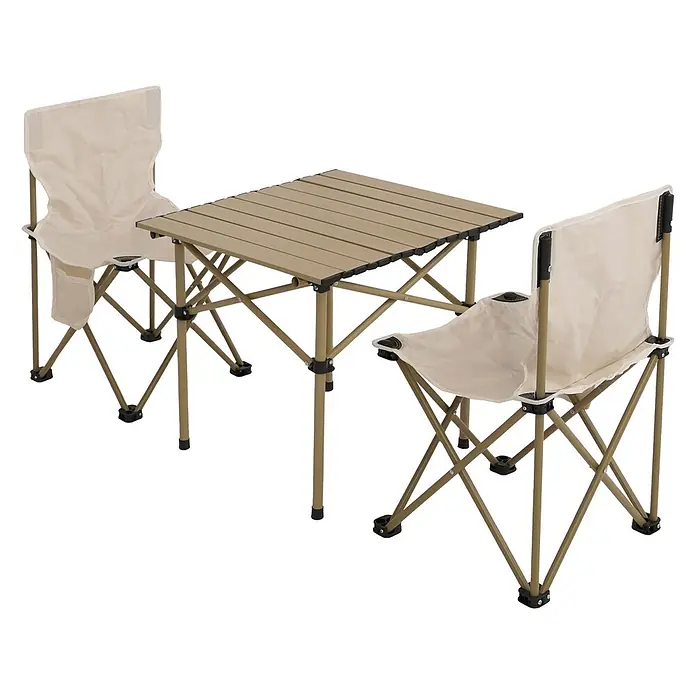 Mendler Gartenmöbel-Set HWC-N50 - 3 -tlg., Metall, Weiß, Weiß - Tragbares Camping-Set: zwei Stühle mit beigefarbenem Stoff und ein passender Latten-Tisch, alle mit beigen Metallrahmen.
