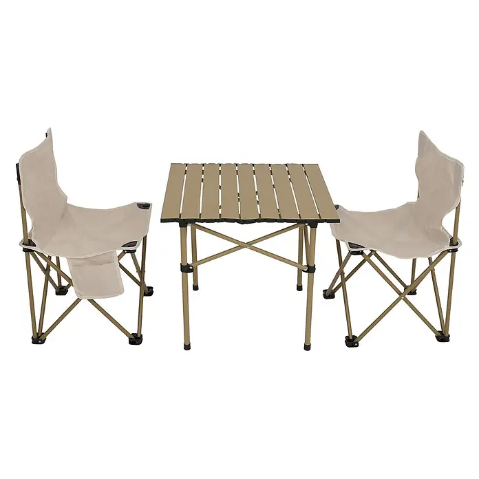 Mendler Gartenmöbel-Set HWC-N50 - 3 -tlg., Metall, Weiß, Weiß - Beiges Camping-Set: ein Lamellentisch und zwei Stühle mit Seitentaschen, alle mit braunen Rahmen.