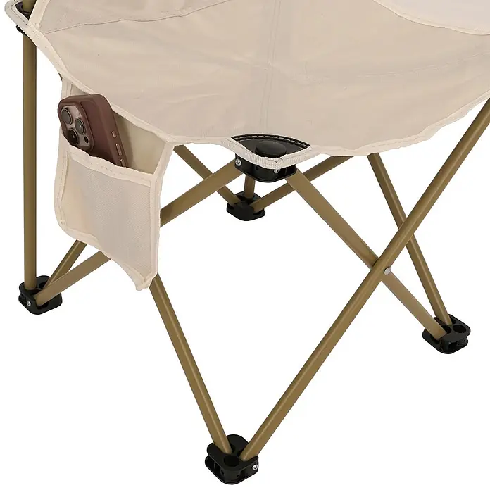 Mendler Gartenmöbel-Set HWC-N50 - 3 -tlg., Metall, Weiß, Weiß - Beiger Campingstuhl mit Seitentasche, in der ein Telefon steckt, getragen von braunem Metallrahmen und schwarzen Füßen.