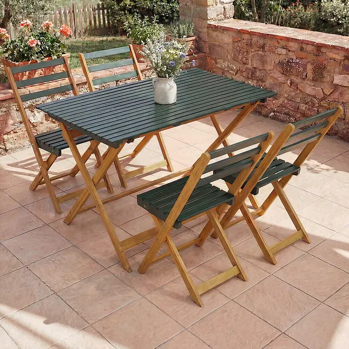 Mendler Garnitur HWC-P72 Akazie Holz klappbar - Natur-grün -  - Klappbares Gartenmöbel-Set aus Holz mit grünem Lattenrost-Tisch und vier passenden Stühlen auf einer gefliesten Terrasse.
