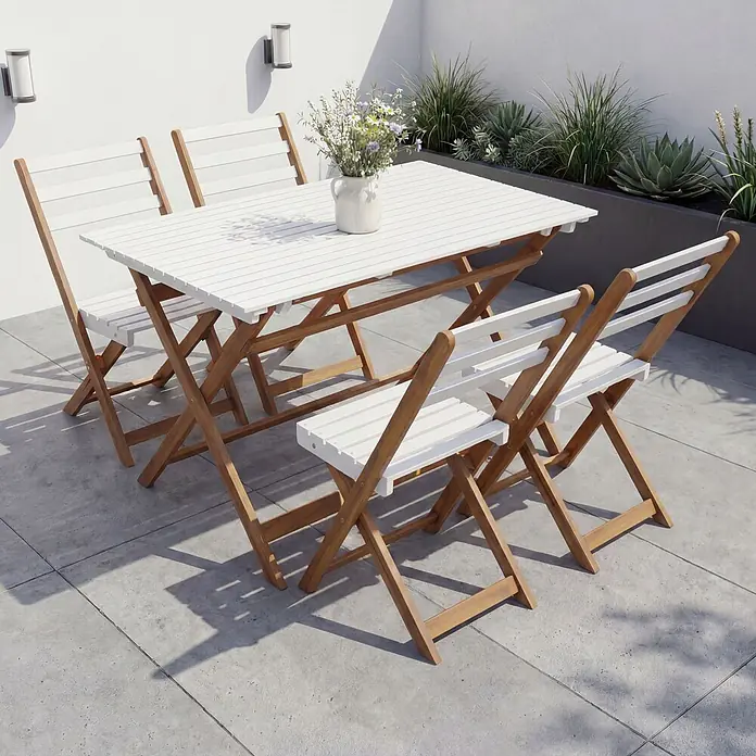 Mendler Garnitur HWC-P72 Akazie Holz klappbar - Natur-weiß -  - Weiß-lamelliertes Garten-Essset aus Holz mit Tisch und Stühlen im Außenbereich.