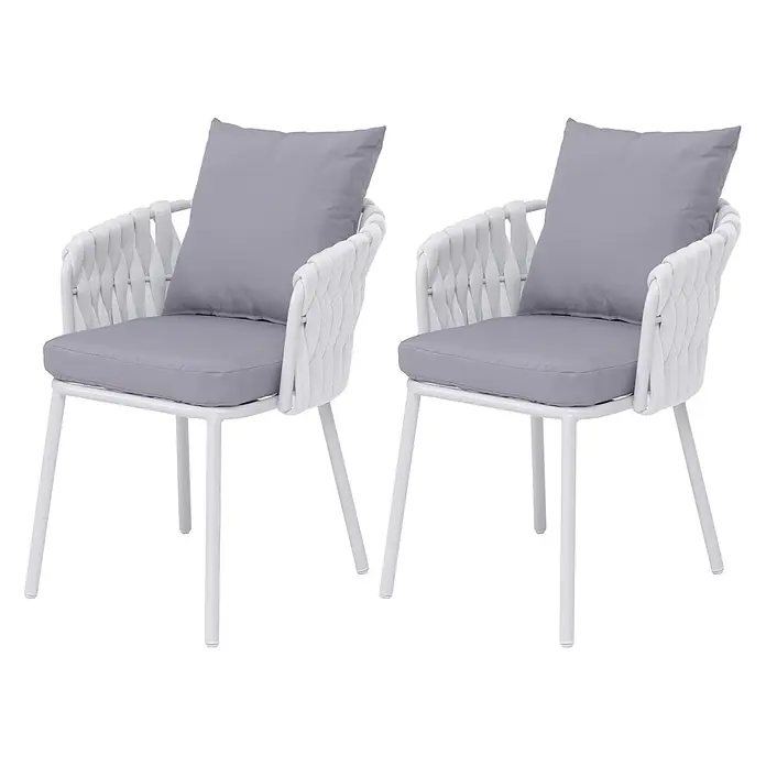 Mendler Gartenstuhl-Set HWC-P89 - 2 Stk., Metall, Hellgrau, B x T x H: 56 x 57 x 71 cm - Zwei weiße Outdoor-Stühle mit geflochtenen Seildetails und grauen Kissen.