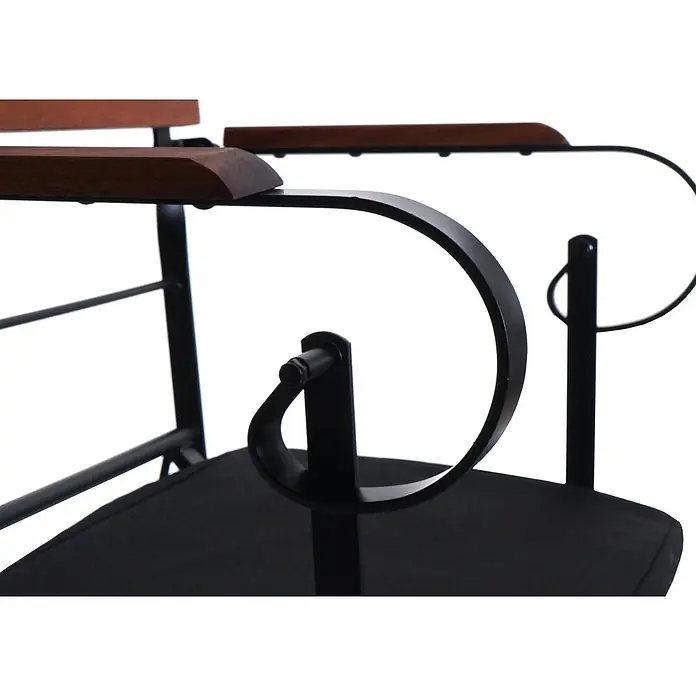 Mendler 2er-Set Biergartenstuhl HWC-J40 - braun, Polster schwarz -  - Nahaufnahme eines Stuhls mit dunklen Holzarmlehnen, einem schwarzen Metallrahmen mit dekorativen Kurven und einem schwarzen Stoff-Sitzkissen.