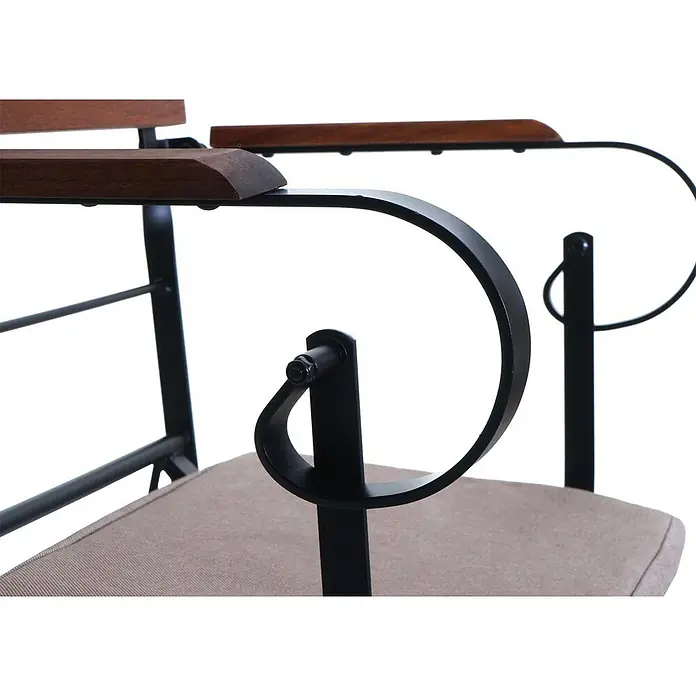 Mendler 2er-Set Biergartenstuhl HWC-J40 - braun, Polster Hellbraun -  - Nahaufnahme eines Stuhls mit dunkler Holzarmlehne, schwarzem Metallrahmen mit Schnörkeln und hellbeigem Sitzkissen.