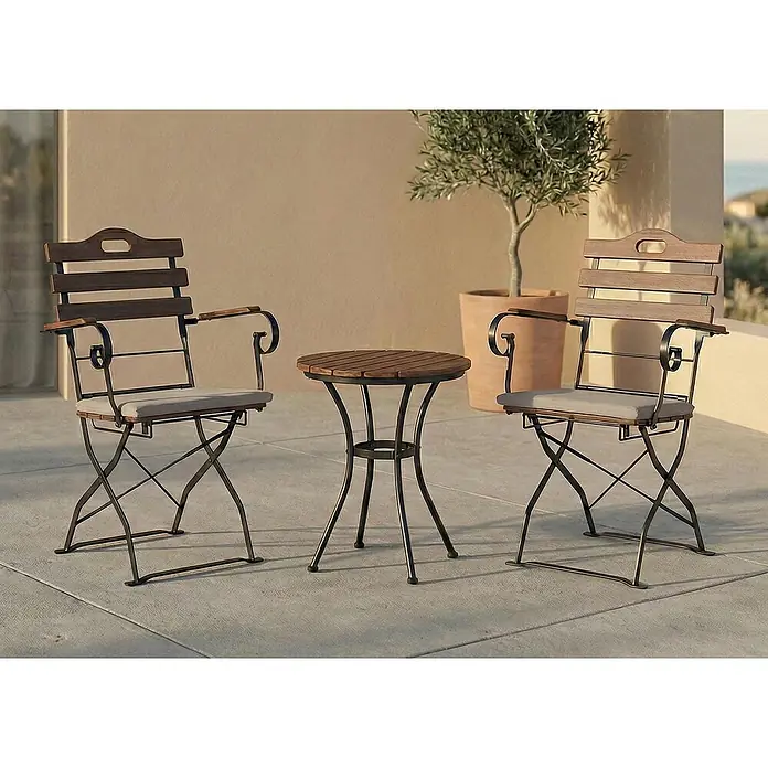 Mendler 2er-Set Biergartenstuhl HWC-J40 - braun, Polster Hellbraun -  - Outdoor-Bistro-Set mit zwei Stühlen aus dunklem Holz und Metall mit grauen Kissen und passendem Rundtisch auf einer Terrasse.