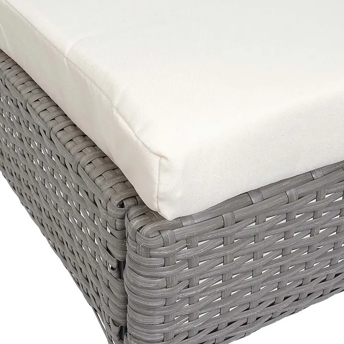 Mendler 2er-Set Poly-Rattan Stuhl HWC-G19 - grau, Kissen Creme -  - Nahaufnahme grauer Rattan-Gartenmöbel mit weißem Kissen.