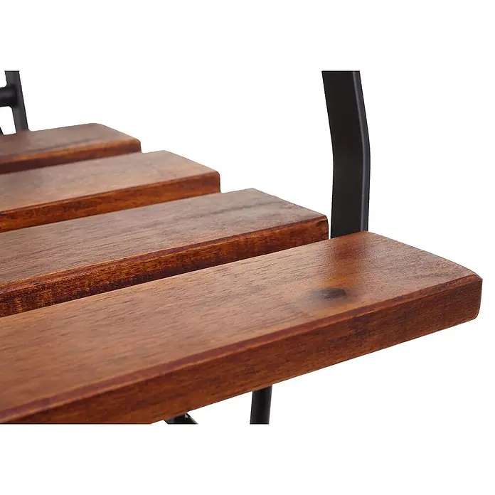 Mendler 2er-Set Biergartenstuhl HWC-J40 Akazie - braun -  - Polierte dunkle Holzlatten mit sichtbarer Maserung, die eine Fläche auf einem dunklen Metallrahmen bilden.